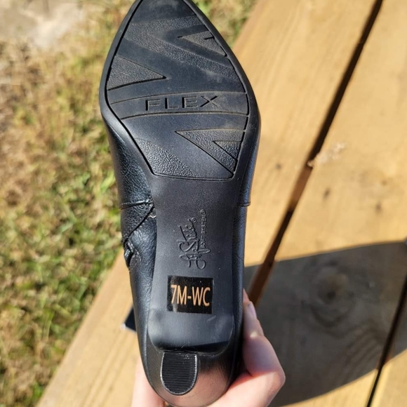 Boots - Picture 4 of 4